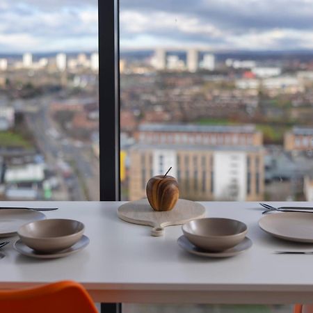 Quayside Penthouse 2 Bedroom Ensuite Near Media City & Manchester United Buitenkant foto