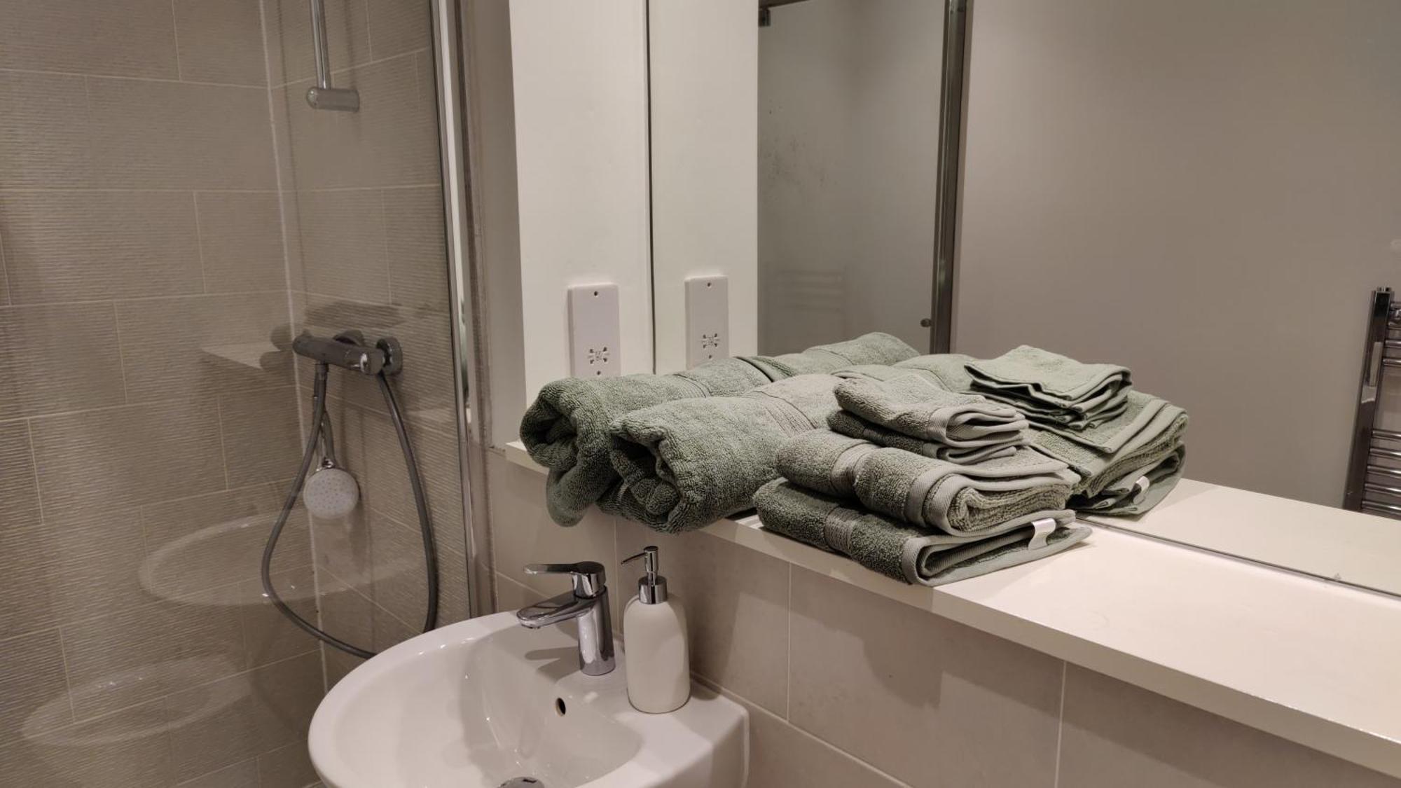 Quayside Penthouse 2 Bedroom Ensuite Near Media City & Manchester United Buitenkant foto