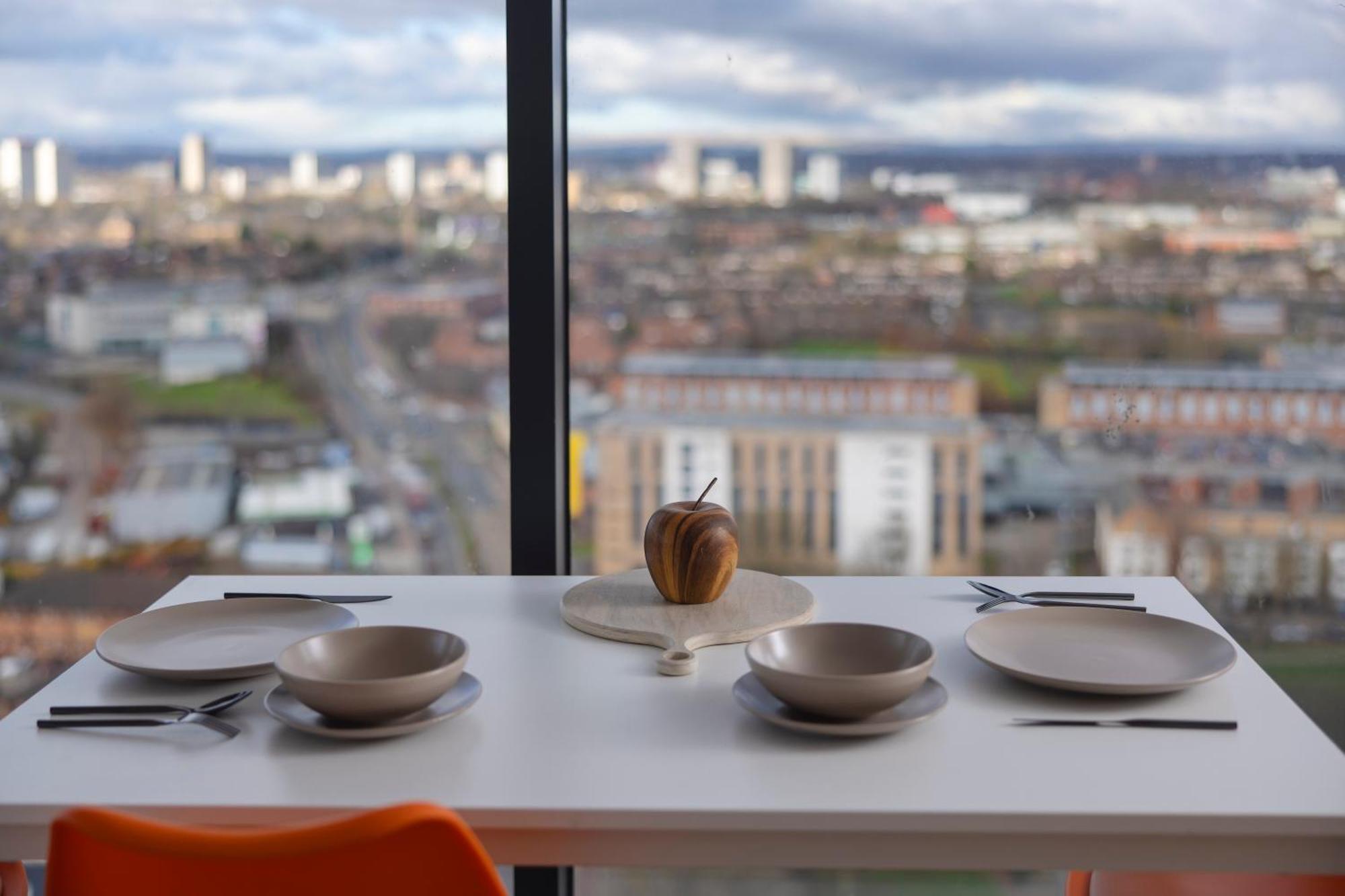 Quayside Penthouse 2 Bedroom Ensuite Near Media City & Manchester United Buitenkant foto