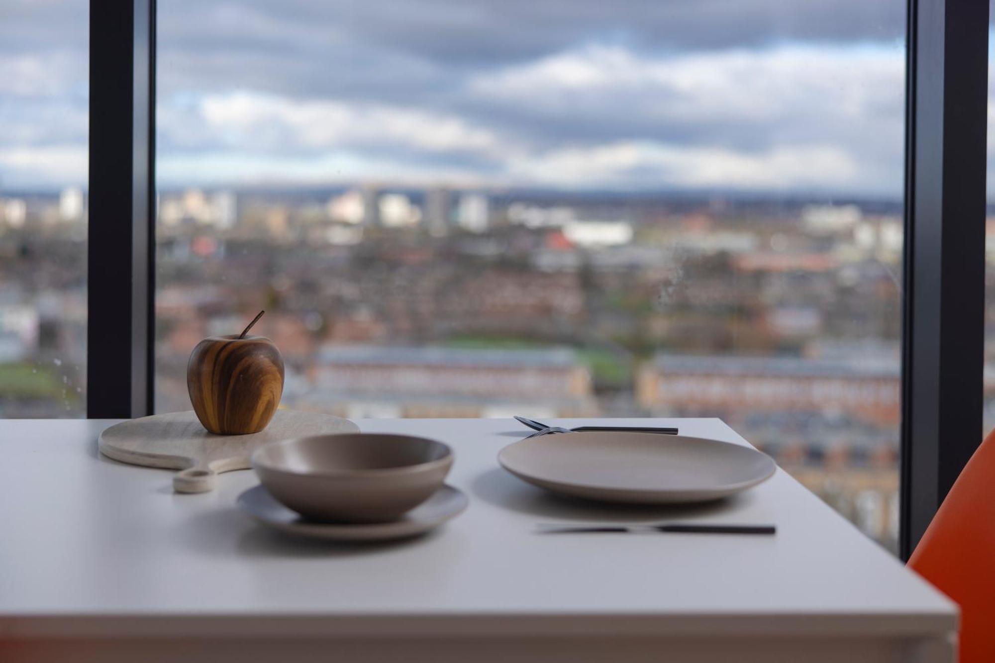 Quayside Penthouse 2 Bedroom Ensuite Near Media City & Manchester United Buitenkant foto